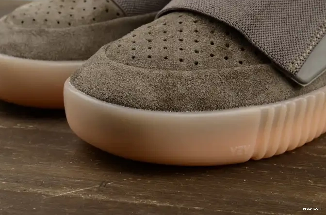 adidas Yeezy Boost Light Brown 750 BY2456 0526